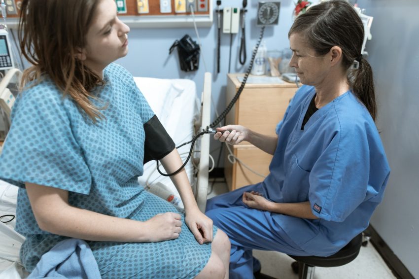 Estudiar enfermería: enfermera tomando la presión